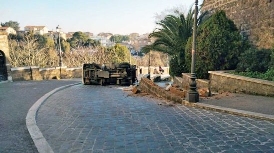 Civita Castellana - Camion dei rifiuti ribaltato in via XII settembre