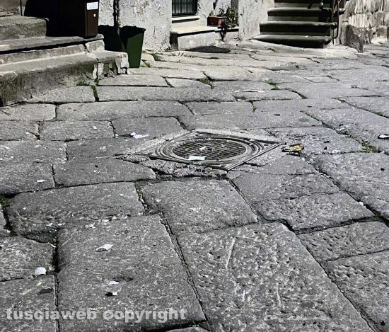 Viterbo - Vetri di bottiglia dopo una rissa in via del Gallo 