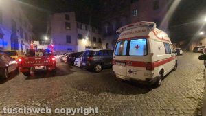 Viterbo - Donna trovata morta in casa in via della Torre - L'intervento dei vigili del fuoco e 118