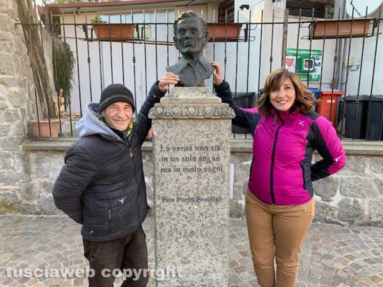 Annarita Properzi e Quinto Chiacchiararelli accanto al busto di Pasolini