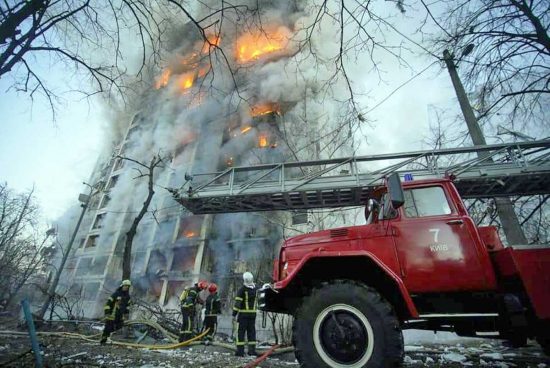 Guerra in Ucraina - Un palazzo colpito a Kiev