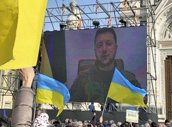 Zelensky in videocollegamento con la manifestazione di Firenze