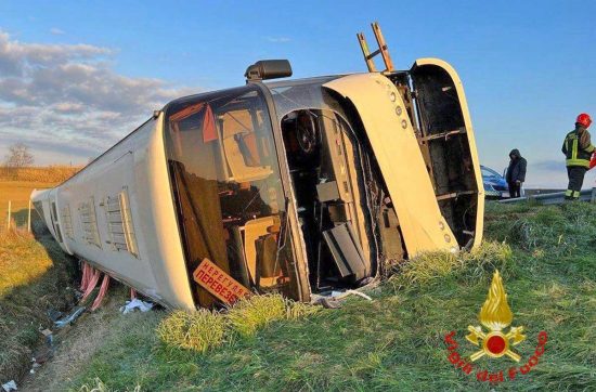Forlì - Si ribalta autobus con a bordo profughi ucraini