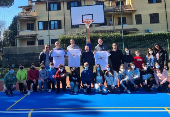 Capranica - I ragazzi dell'istituto G. Nicolini di Capranica all'inaugurazione del nuoco campo da basket