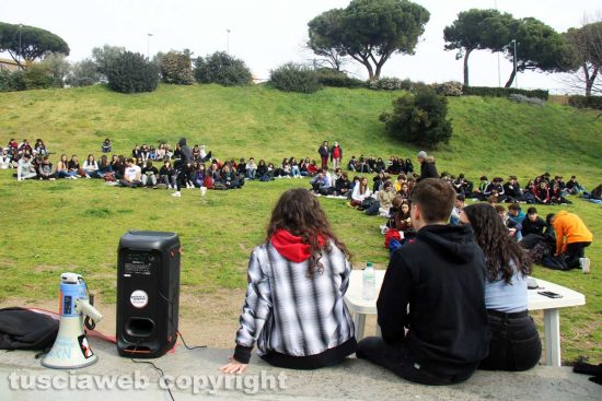 Viterbo - L'assemblea operai-studenti a Valle Faul
