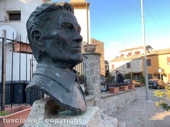 Il busto di Pasolini nella piazza di Chia