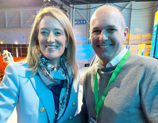 Marsiglia - Il presidente del parlamento europeo, Roberta Metsola, e il sindaco di Montalto di Castro Sergio Caci