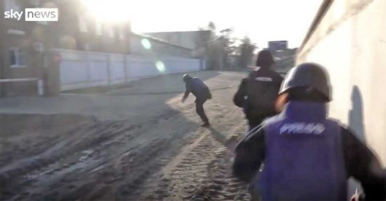 La troupe di Sky News mentre cerca di mettersi al riparo dai proiettili