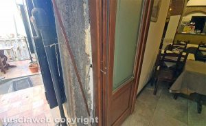 Viterbo - Furto all'Hosteria olio d'oliva - La porta scassinata