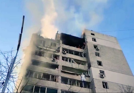 Guerra in Ucraina - Bombardamenti in zona residenziale a Kiev