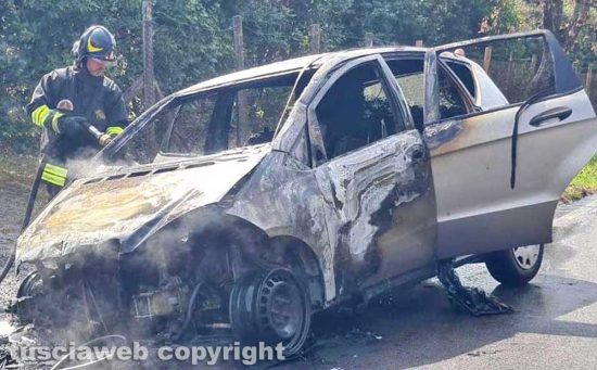 Viterbo - Auto in fiamme sulla Cimina
