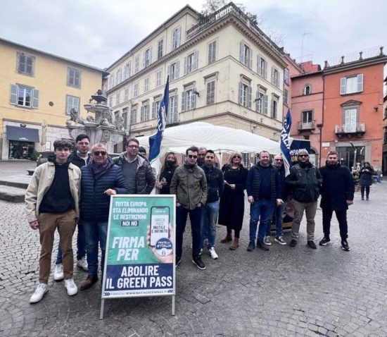 Viterbo - Raccolta firme di FdI per l'abolizione del Green pass