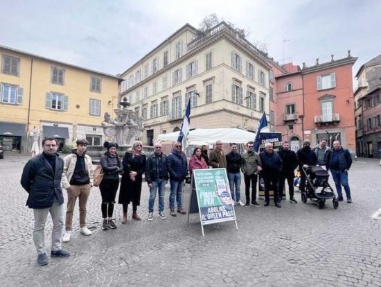 Viterbo - Raccolta firme di FdI per l'abolizione del Green pass