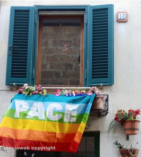 Capranica - Bandiera della pace alla finestra