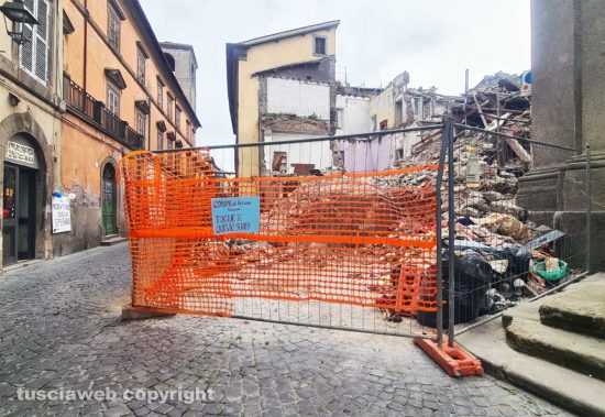 Viterbo - Cartello affisso nelle transenne che delimitano i lavori per l'abbattimento del palazzo di via Cardinal La Fontaine