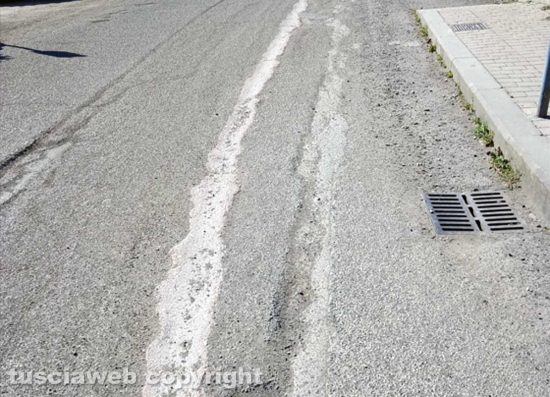 Viterbo - Asfalto danneggiato a strada Capretta