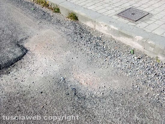 Viterbo - Asfalto danneggiato a strada Capretta