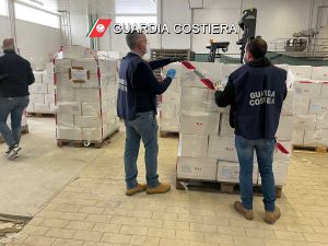 Guardia costiera - Pesca illegale di crostacei, sequestrate 4,5 tonnellate di prodotto ittico non tracciato e non etichettato correttamente