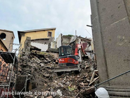 Viterbo - Lavori di demolizione in via Cardinal La Fontaine