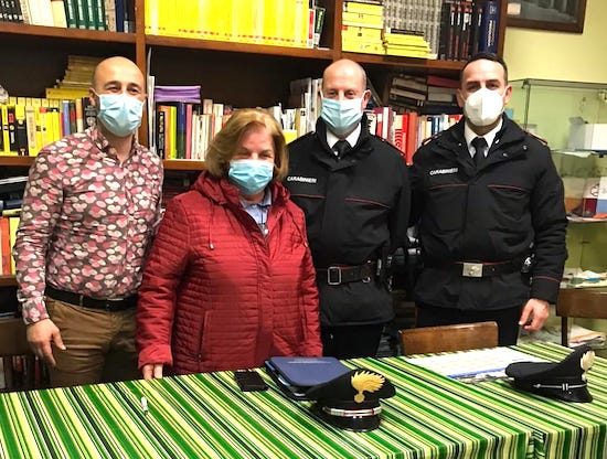 Vejano - Da sinistra: Valerio Fabretti vice sindaco, la presidente del circolo di promozione sociale Antonietta Cocchi, il luogotenente Paolo Esposito e il brigadiere Pasqualino Guglielmo dei carabinieri