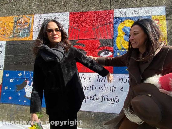 Ronciglione - Maria Grazia Cucinotta inaugura il murale
