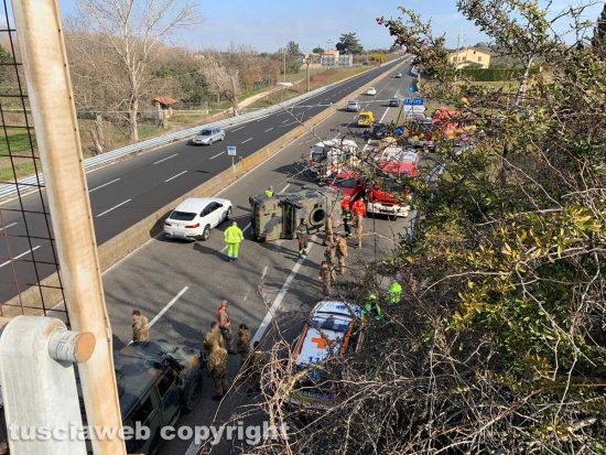 Viterbo - Mezzo militare si ribalta sulla superstrada