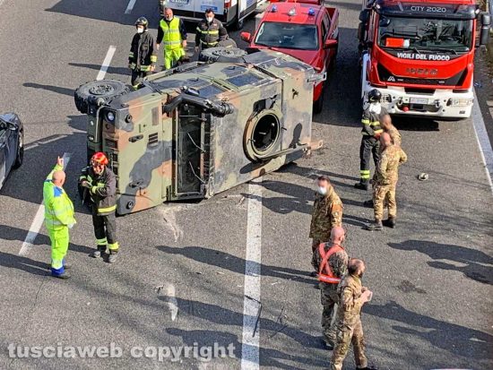 Viterbo - Mezzo militare si ribalta sulla superstrada