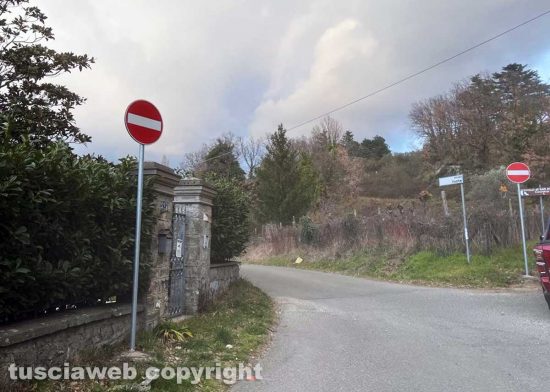 Viterbo - Il divieto d'accesso su strada Fonte