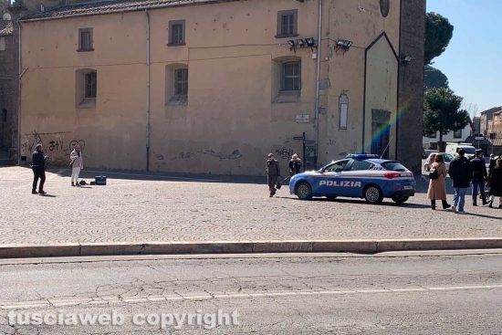 Viterbo - La polizia scientifica a piazza del Sacrario