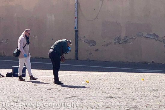Viterbo - La polizia scientifica a piazza del Sacrario