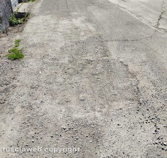 Viterbo - Via San Biele sconnessa e piena di buche