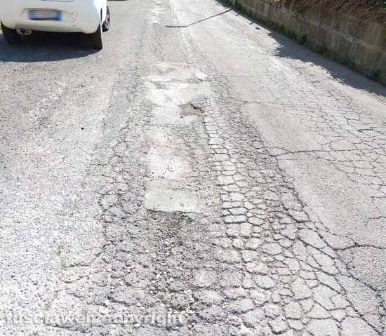 Viterbo - Via San Biele sconnessa e piena di buche
