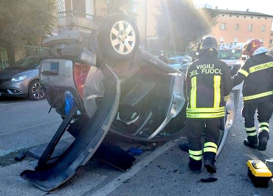 Viterbo - Auto cappotta al Pilastro