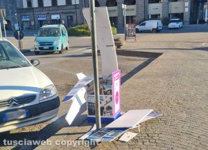 Viterbo - Totem turistico distrutto a piazza della Rocca