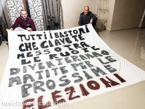 Viterbo - Lo striscione che apre la manifestazione degli agricoltori