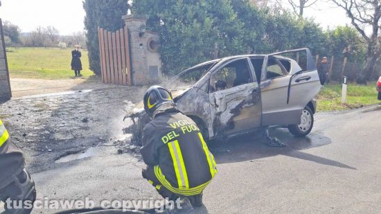Viterbo - Auto in fiamme sulla Cimina