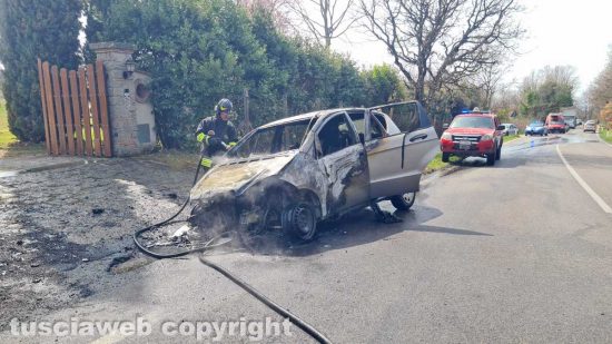 Viterbo - Auto in fiamme sulla Cimina