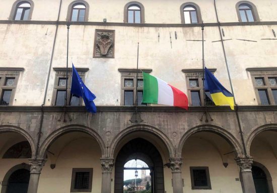 Viterbo - Bandiere a mezz'asta a palazzo dei Priori per le vittime del Covid