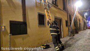 Viterbo - Donna trovata morta in casa in via della Torre - L'intervento dei vigili del fuoco