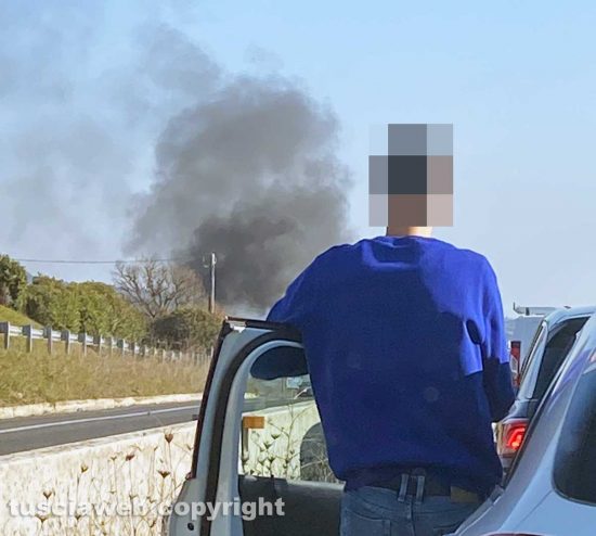 Monterosi - Macchina in fiamme sulla Cassia