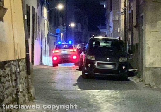 Viterbo - La polizia che si dirige in via del Gallo per una rissa