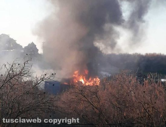 Vignanello - Incendio in uno sfasciacarrozze