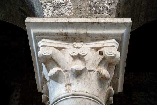 Fabrica di Roma - Particolare rosa su colonna Abbazia Santa Maria in Falleri