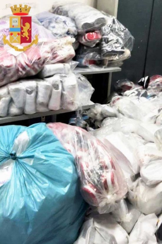 Napoli - Trovato con oltre 1400 paia di scarpe contraffatte