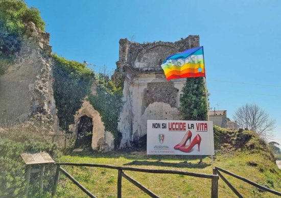 Montefiascone - Il manifesto dell'Anmig nella chiesa del Riposo contro il femminicidio