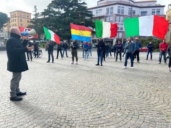 Viterbo - Casapound Italia in piazza dei caduti per contestare l’iniziativa dell’Anpi con lo storico Eric Gobetti sulle foibe 