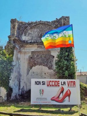 Montefiascone - Il manifesto dell'Anmig nella chiesa del Riposo contro il femminicidio