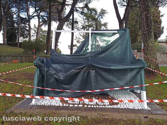 Montefiascone - La panchina panoramica in fase di allestimento