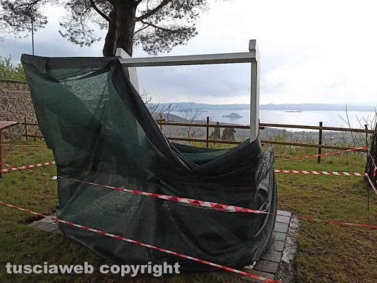 Montefiascone - La panchina panoramica in fase di allestimento