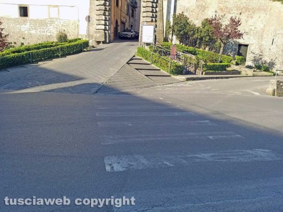 Montefiascone - L'attraversamento pedonale di piazzale Roma